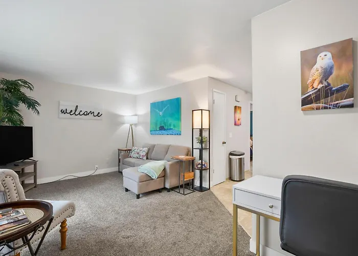 Quiet 1 Bed Apt #4 - In Town Great, Central Location