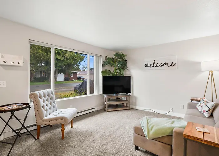Quiet 1 Bed Apt #4 - In Town Great, Central Location