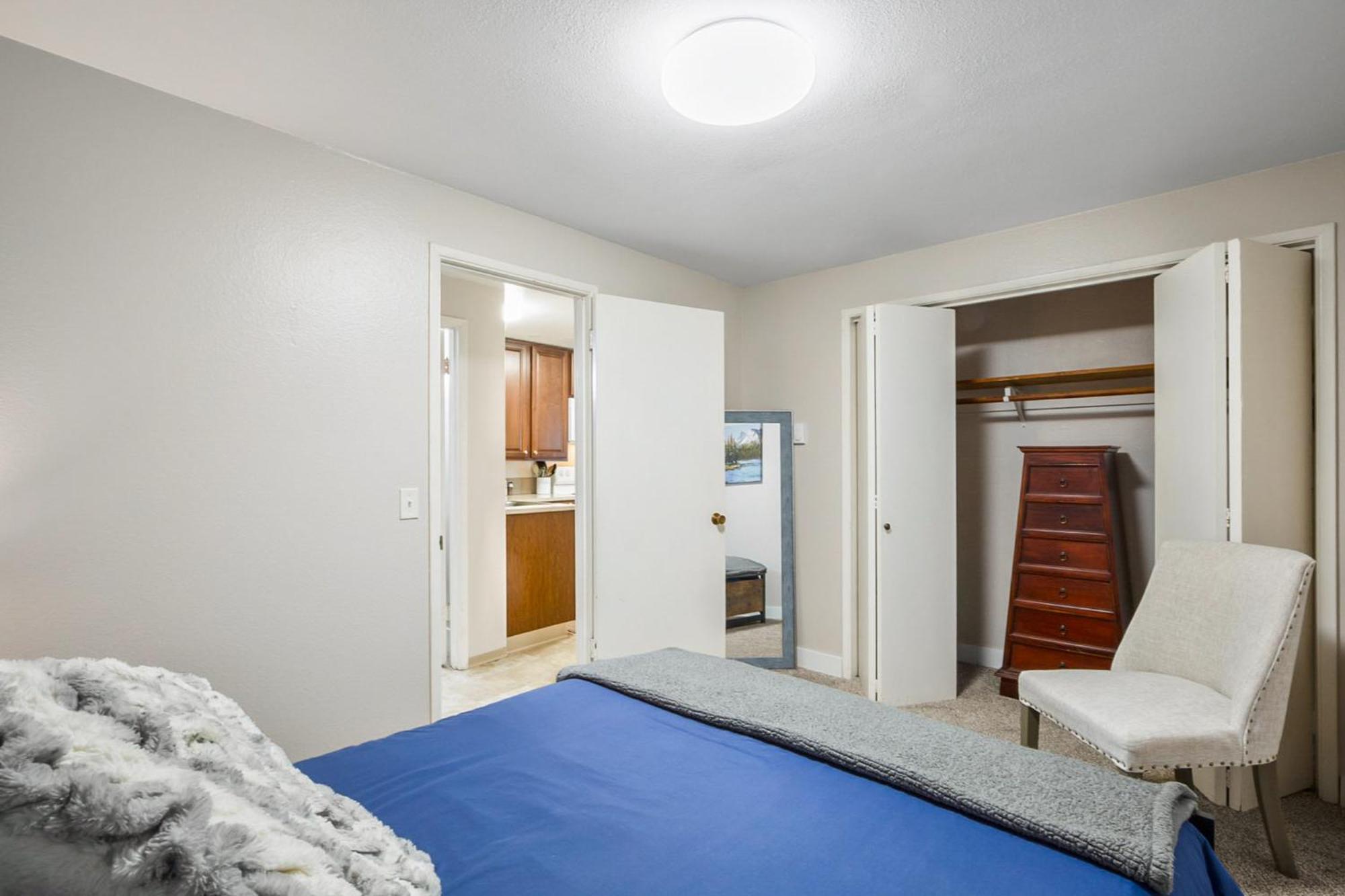 Quiet 1 Bed #4 - In Town Great, Location Apartment *